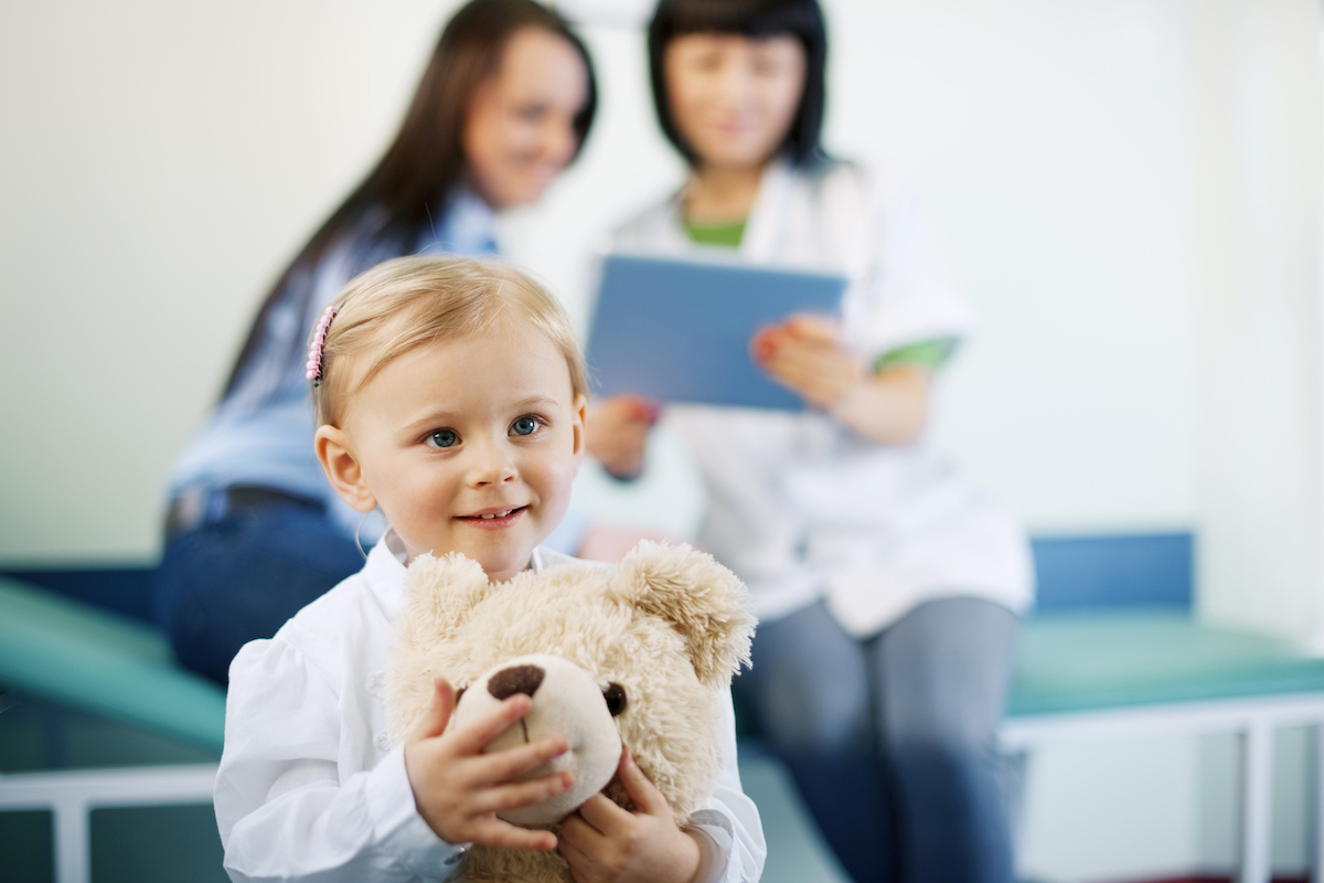 Piccola bambina in visita dal pediatra a Foggia nel centro medico Vitalmed
